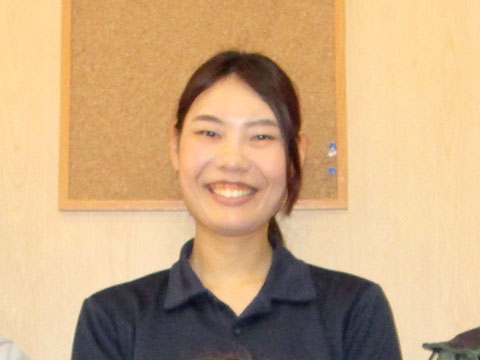 介護施設のスタッフと思われる女性職員の笑顔のポートレート写真