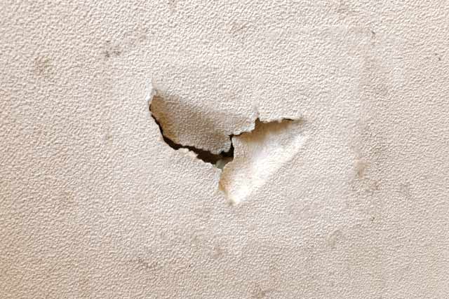 穴の開いた壁紙クロス